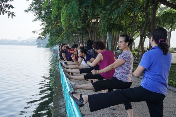 Áp lực của thế hệ 'bánh mỳ kẹp' khi dân số già đến nhanh