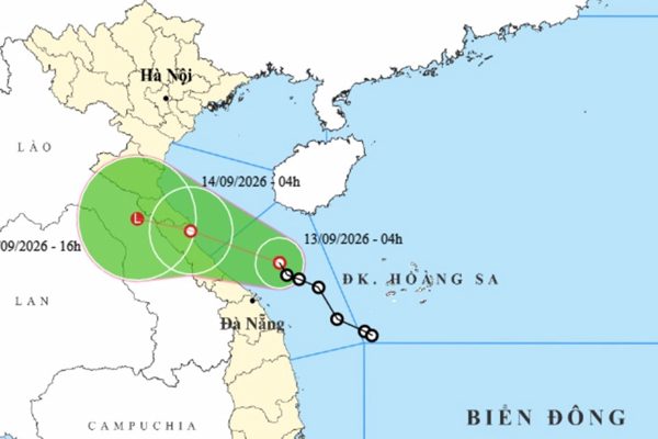 Áp thấp nhiệt đới áp sát đất liền, mưa lớn dồn dập từ Trung Bộ ra miền Bắc