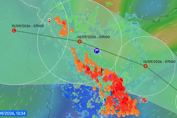 Áp thấp nhiệt đới cách Đà Nẵng 230km, miền Trung mưa lớn xối xả