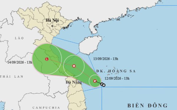 Áp thấp nhiệt đới đi dọc biển miền Trung, gây mưa lớn từ Quảng Ngãi ra miền Bắc