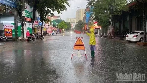 Áp thấp nhiệt đới suy yếu, miền trung và Bắc Bộ tiếp tục có mưa lớn