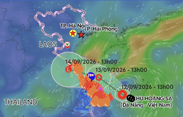 Áp thấp nhiệt đới tiến gần bờ, miền Trung mưa lũ