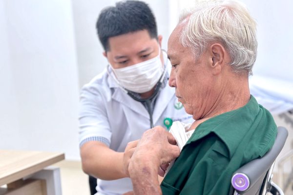 'Áp trần' một bác sĩ chỉ được khám 65 bệnh nhân trong 8 giờ liệu có cứng nhắc?