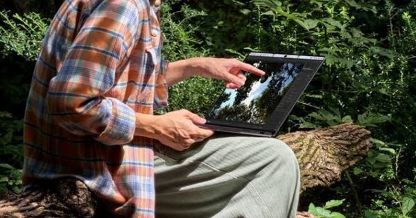 Apple ra mắt MacBook Pro màn hình OLED cảm ứng, giá từ 80 triệu đồng