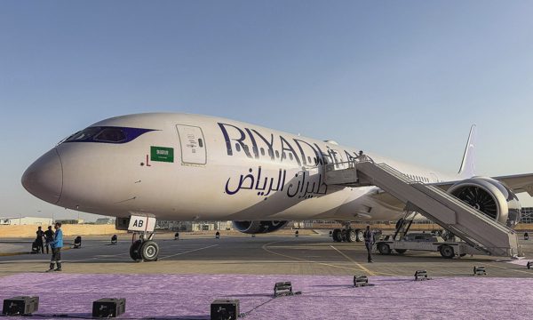 Arab Saudi sơ tán gần 100 máy bay vì 'mưa tập kích' của Houthi