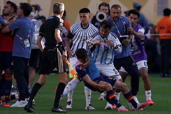 Argentina cay cú thua World Cup: Những kẻ làm xấu mặt Messi