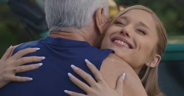 Ariana Grande đóng phim hài