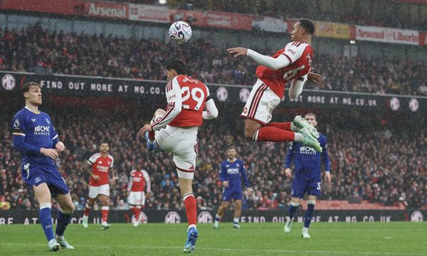Arsenal áp sát đỉnh bảng Ngoại hạng Anh