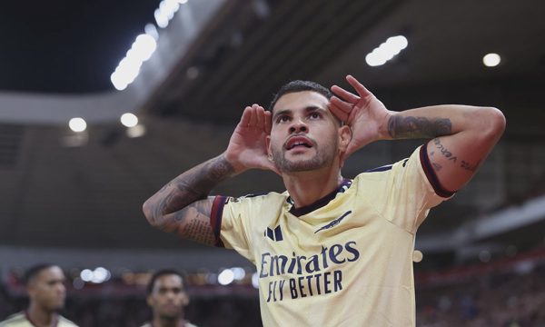 Arsenal giữ mạch thắng ở Ngoại hạng Anh