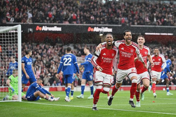 Arsenal hạ Everton, san bằng điểm số với Man City