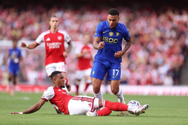 Arsenal ngược dòng đánh bại Chelsea, bám đuổi Man City