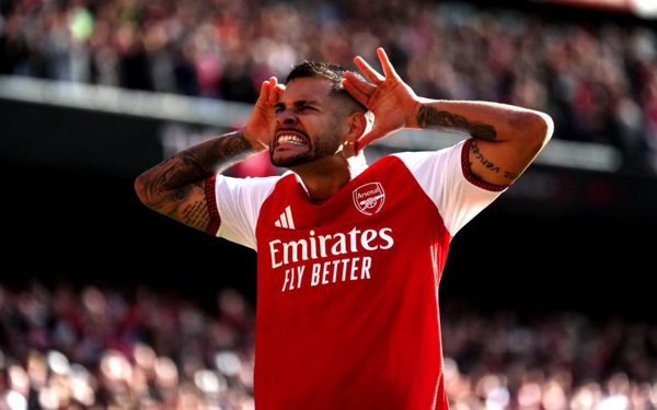 Arsenal ngược dòng hạ Leeds, áp sát Man City