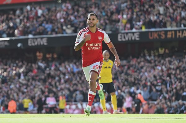 Arsenal ngược dòng hạ Leeds, gây áp lực lên Man City