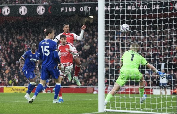 Arsenal thắng dễ Everton, vươn lên đồng dẫn đầu Ngoại hạng Anh