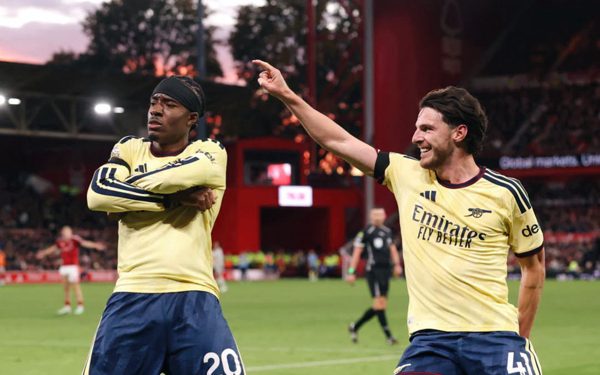 Arsenal thắng nhọc nhằn để bám đuổi Man City