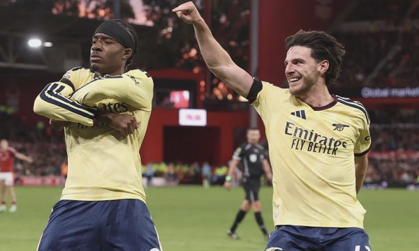 Arsenal thắng nhọc ở Ngoại hạng Anh