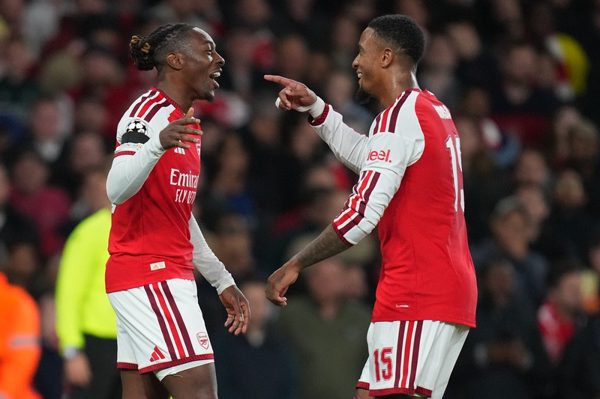 Arsenal thắng trận thứ 14 liên tiếp ở vòng bảng Champions League