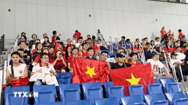ASIAD 2026: CĐV Việt Nam đội mưa hòa nhịp cổ vũ đội tuyển bóng đá nam