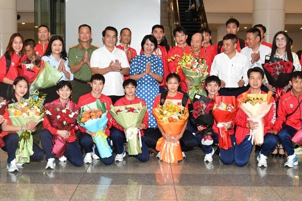Asiad bế mạc, tuyển cầu mây Việt Nam được chào đón ngày về nước