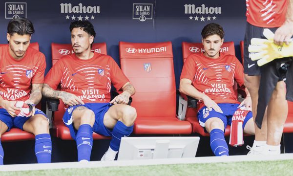 Atletico  mắc kẹt với Alvarez