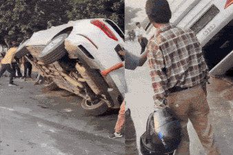 Audi lật ngửa bụng sau cú va chạm mạnh với xe Toyota