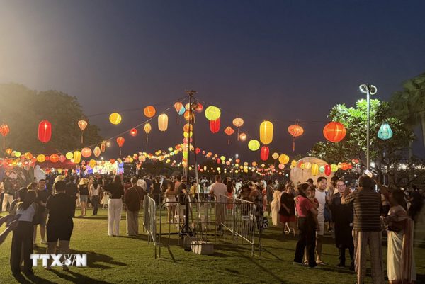 Australia: Sắc màu văn hóa Việt Nam tỏa sáng tại Lễ hội Đèn lồng-Hoa đăng