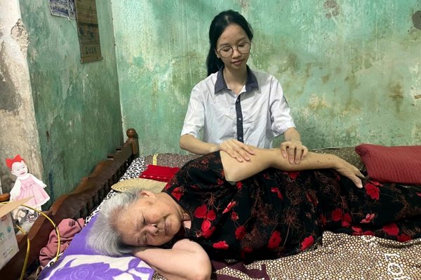 Bà 85 tuổi rơi nước mắt, mong cháu mồ côi cha mẹ không lỡ ước mơ đại học
