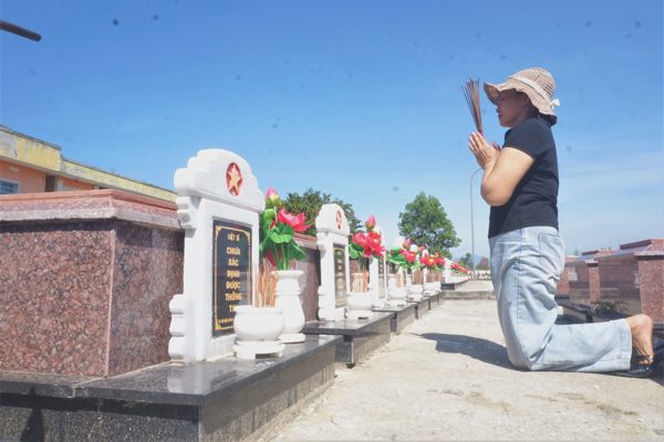 Ba bộ quân phục trên mâm giỗ liệt sĩ suốt 12 năm của một gia đình