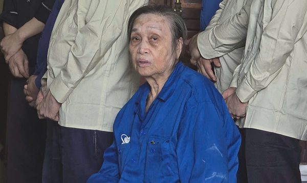 Bà cụ 79 tuổi kéo cháu gái vào tù vì nhờ chuyển tiền cho 'trùm' ma túy