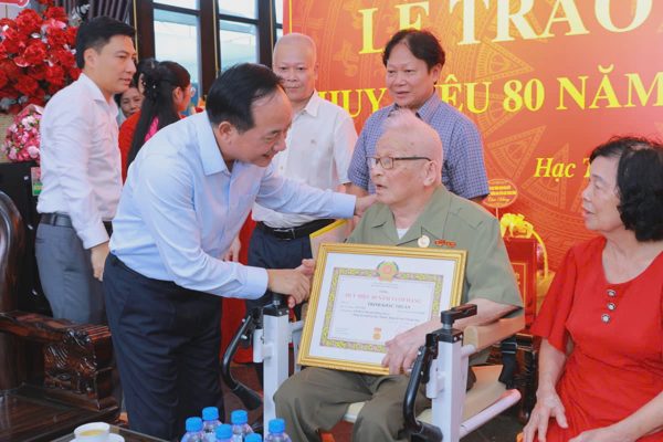 Ba đảng viên lão thành ở Thanh Hóa nhận Huy hiệu 80 năm tuổi Đảng