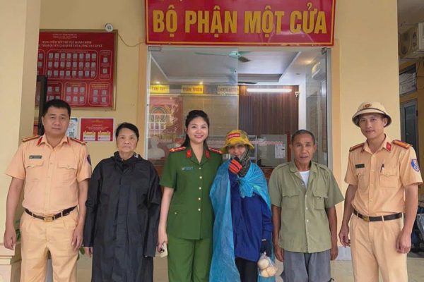 Bà lão đi lạc được cảnh sát hỗ trợ đưa về nhà