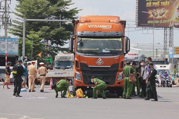 Ba mẹ con tử vong trên đường đến trường