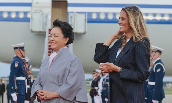 Bà Melania Trump gây chú ý với đôi giày cao gót ra sân bay đón ông Tập