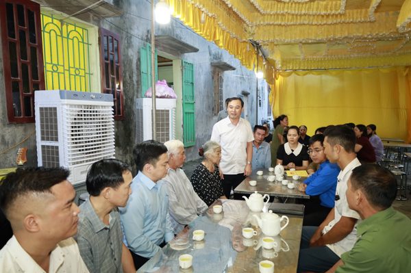 Bà ngoại nam sinh bị nước cuốn xuống cống: 'Cháu ngoan và thương mẹ lắm'