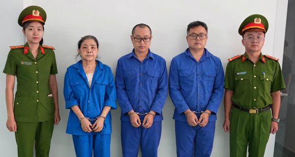 Ba người bị bắt tạm giam vì in lậu 21.000 quyển sách
