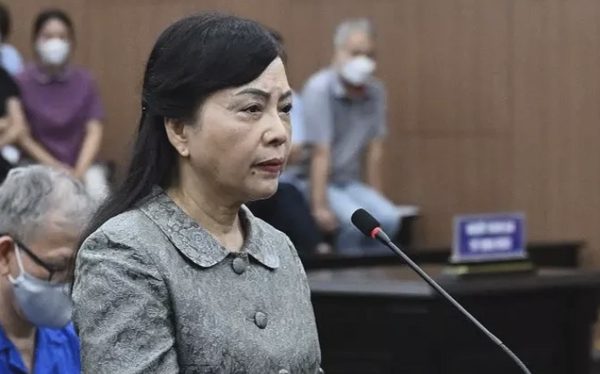 Bà Nguyễn Thị Kim Tiến xin nộp thêm 1,1 tỉ đồng, tòa tiếp tục xử vào chiều 1-10