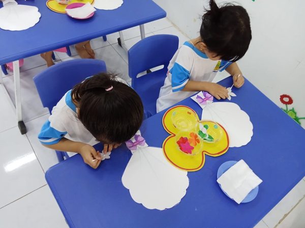 Bà nội lao vào lớp đánh, xé áo cô giáo mầm non