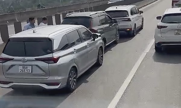 Ba ôtô tông liên hoàn, cao tốc TP HCM - Long Thành ùn tắc 4 km