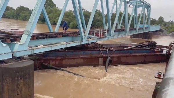 Ba sà lan bị lũ cuốn, mắc vào cầu đường sắt