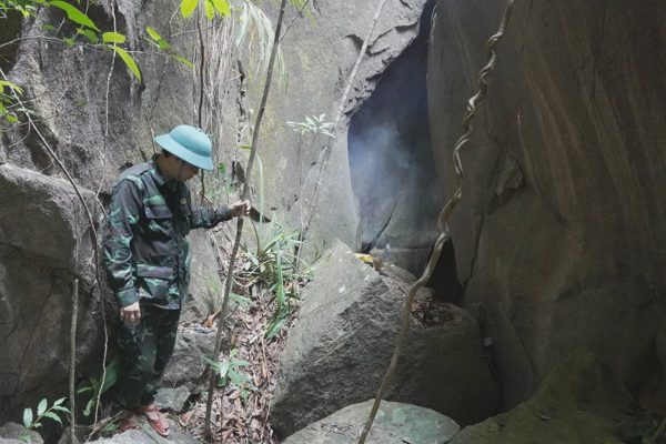 Ba tảng đá chắn cửa hang nhân chứng kể từng có bộ đội chiến đấu và hy sinh
