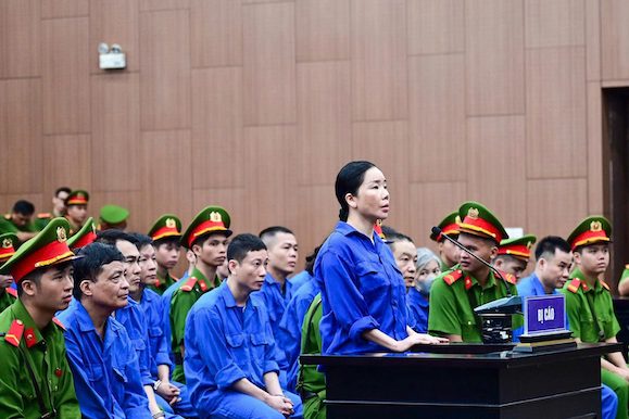 'Bà trùm' Mai Anh khai về tiền tỷ để trong thùng hoa quả, đưa đến nhà cán bộ