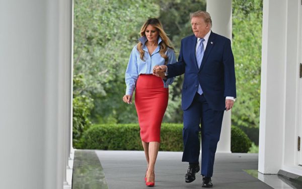 Bà Trump dịu dàng bên chồng sau một tháng vắng bóng kèm tin đồn