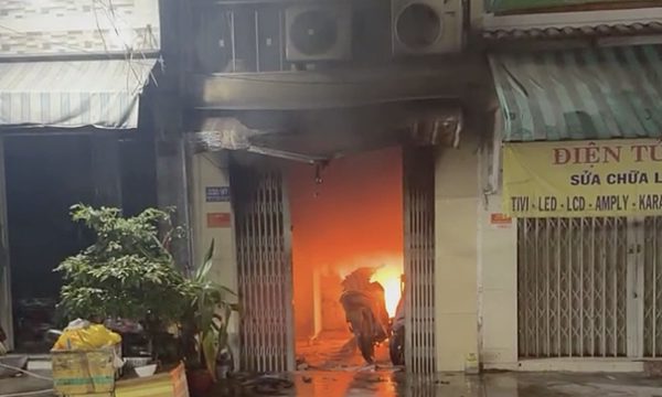 Ba xe máy bốc cháy trong nhà ở TP HCM, một người chết