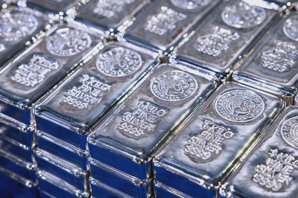 Bạc mất gần nửa giá trị: Điều gì khiến kim loại quý lao dốc?