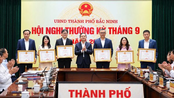 Bắc Ninh biểu dương, khen thưởng các tập thể, cá nhân tiêu biểu trong thu hút đầu tư và nộp ngân sách