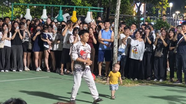 Bắc Ninh: Thanh niên nhảy múa ở công viên Lãm Làng bị công an mời về trụ sở