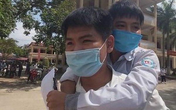 Bác sĩ 10 năm cõng bạn đi học: Cái tâm đi trước cái nghề
