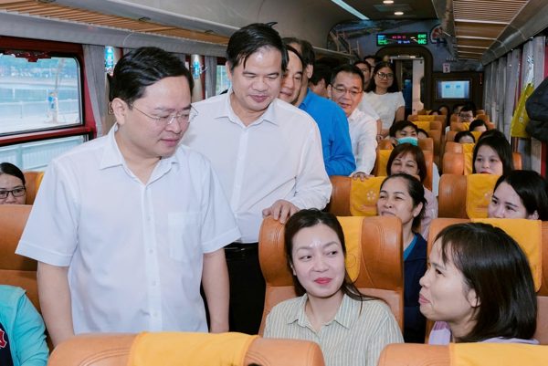Bác sĩ BV Bạch Mai đi làm từ 5h sáng: Trên tàu đọc bệnh án, vào viện kín lịch mổ
