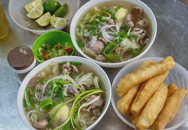 Bác sĩ cảnh báo 2 thói quen ăn phở tưởng vô hại lại 'rước họa'