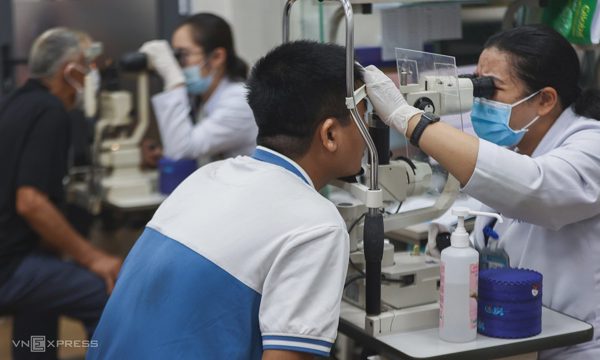Bác sĩ cảnh báo không xem nhẹ khô mắt, cộm xốn